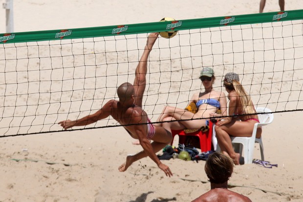 Eri Jonson curte praia e joga futevôlei, na Barra (Foto: Marcos Ferreira / Photo Rio News)