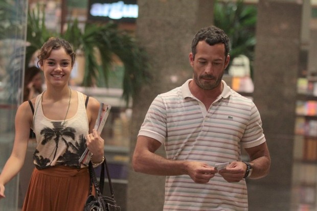 Malvino Salvador e Sophie Charlotte passeiam em shopping na Barra (Foto: Marcello Sá Barreto / Photo Rio News)
