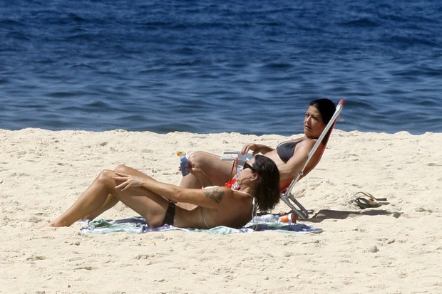 Luiza Brunet na praia de Ipanema com a irmã (Foto: Edson Teófilo / Photo Rio News)