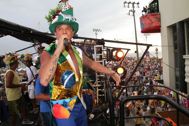 Netinho abre o carnaval de Salvador (Foto: Dilson Silva e Marcus Pavão / AgNews)