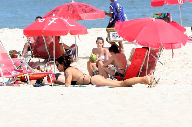Luiza Brunet na praia de Ipanema com a irmã (Foto: Edson Teófilo e Gil Rodrigues / Photo Rio News)