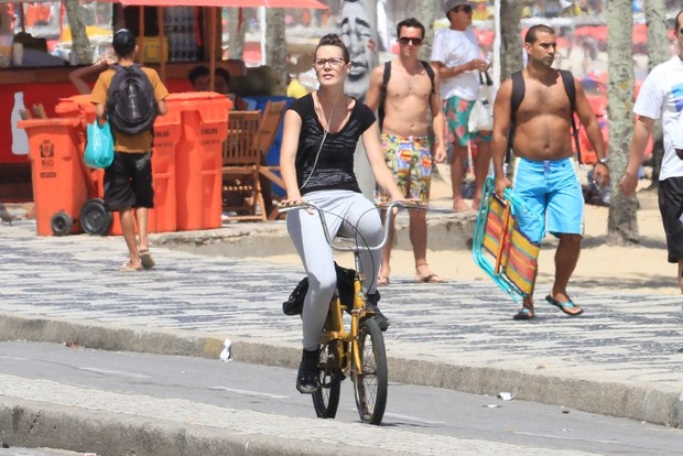 A ex-BBB Diana Balsini pedala na orla de Ipanema, no Rio (Foto: Jeferson Ribeiro / AgNews)