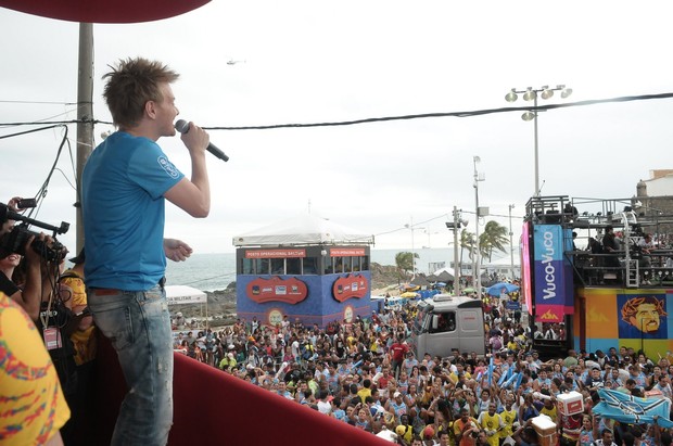 Michel Teló canta com Durval Lelis em Salvador (Foto: Francisco Cepeda / AgNews)