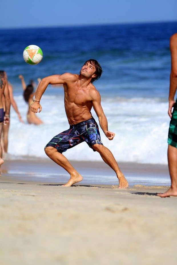 Kayky Brito joga bola na praia do Leblon (Foto: Leotty Jr / AgNews)