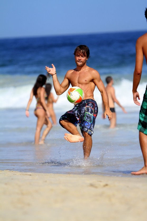 Kayky Brito joga bola na praia do Leblon (Foto: Leotty Jr / AgNews)