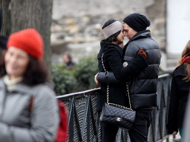 Vanessa Hudgens e Austin Butler em Paris (Foto: Grosby Group/Agência)