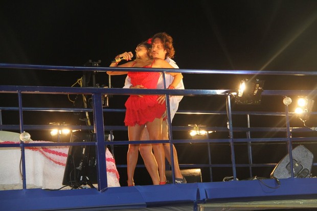 Daniela Mercury interpreta 'Dona Flor e Seus Dois Maridos' em cima do Trio, em Salvador (Foto: Daniel Delmiro / AgNews)