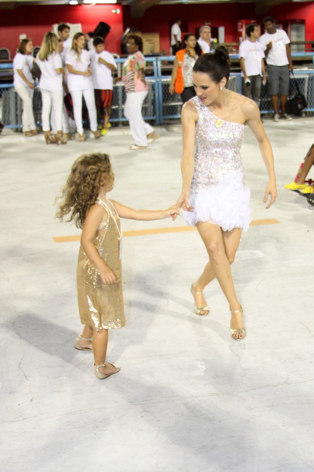 Ana Furtado com a filha (Foto: Marcos Ferreira/ Photo Rio News)
