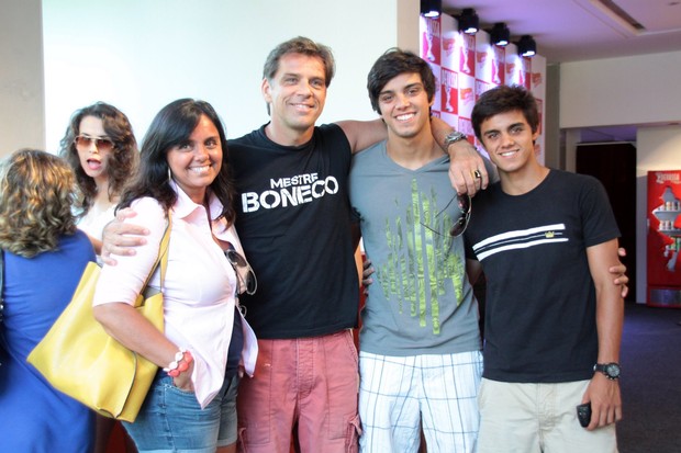 Família Simas busca passaporte para o camarote Devassa (Foto: Cleomir Tavares / Divulgação)