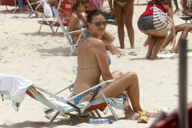 Letícia Birkheuer na praia de Ipanema (Foto: Edson Teófilo / Photo Rio News)