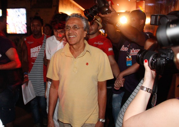 Caetano Veloso chega ao camarote da Brahma (Foto: Amauri Nehn / AgNews)