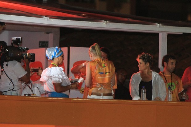 Sharon Stone come acarajé no carnaval de Salvador (Foto: Fred Pontes / Ag Fred Pontes / Divulgação)