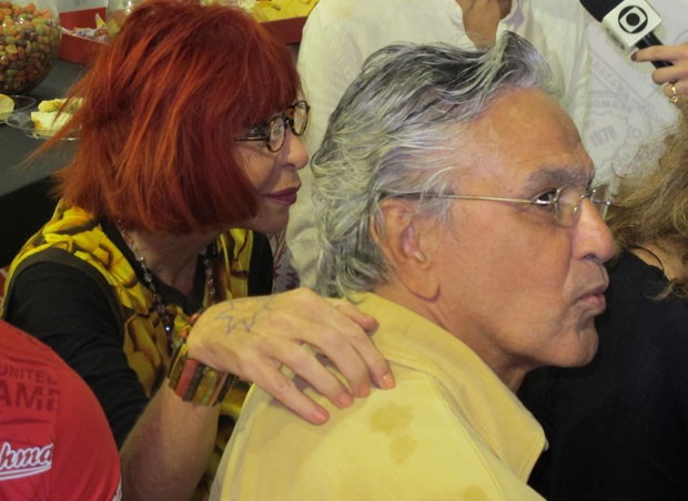 Rita Lee faz massagem em Caetano Veloso no camarote Brahma (Foto: Felipe Abílio / EGO)