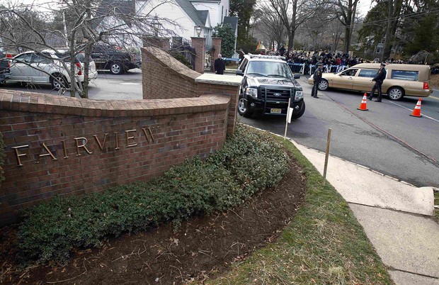 Carro com o corpo de Whitney Houston chega no cemitério Fairview (Foto: Reuters)