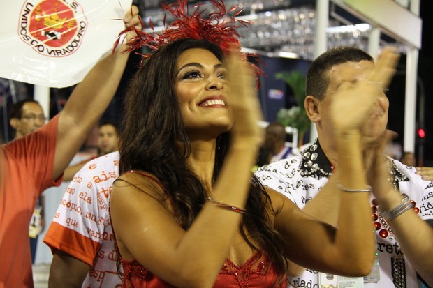 Juliana Paes desfila pela Viradouro, no Rio (Foto: Roberto Filho / AgNews)