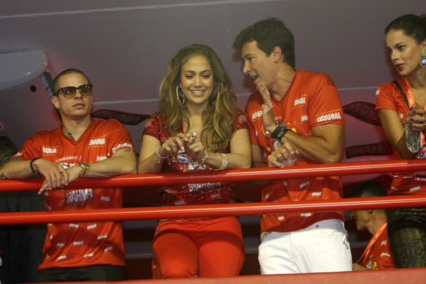 Jennifer Lopez e Rodrigo Faro no camarote da Sapucaí (Foto: Carlos Osmar / Photo Rio News)