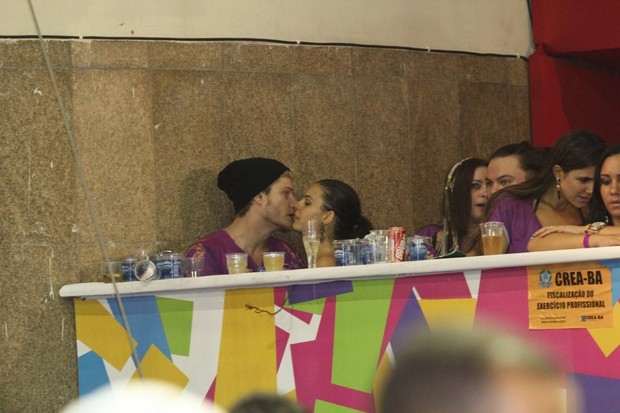 Ísis Valverde beija muito em camarote de Salvador (Foto: Wallace Barbosa / AgNews)