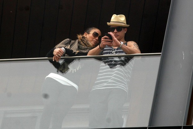 Jeniffer Lopez na sacada do hotel com o namorado (Foto: Edson Teófilo / Photo Rio News)
