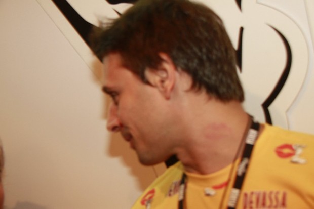 Murilo Rosa com marca de batom no pescoço (Foto: Isac luz / EGO)