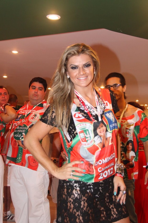 Mirella Santos em camarote da Sapucaí (Foto: Leotty Jr e Onofre Veras / AgNews)