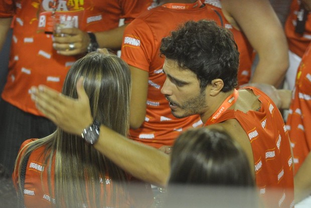 Thiago Rodrigues discute com a namorada (Foto: Roberto Teixeira / EGO)