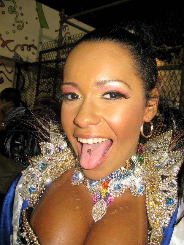 Raíssa, da Beija-Flor, mostra piercing na língua (Foto: Marcos Serra Lima / EGO)