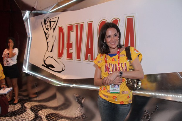 Carolina Ferraz esconde foto da credencial (Foto: Thyago Andrade / Photo Rio News)