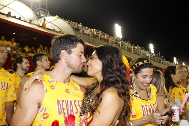 Juliana Paes beija o marido em camarote da Sapucaí (Foto: Felipe Assumpção e Alex Palarea / AgNews)