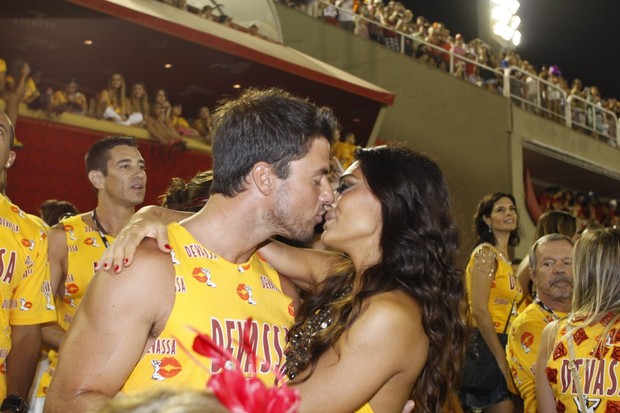 Juliana Paes beija o marido em camarote da Sapucaí (Foto: Felipe Assumpção e Alex Palarea / AgNews)