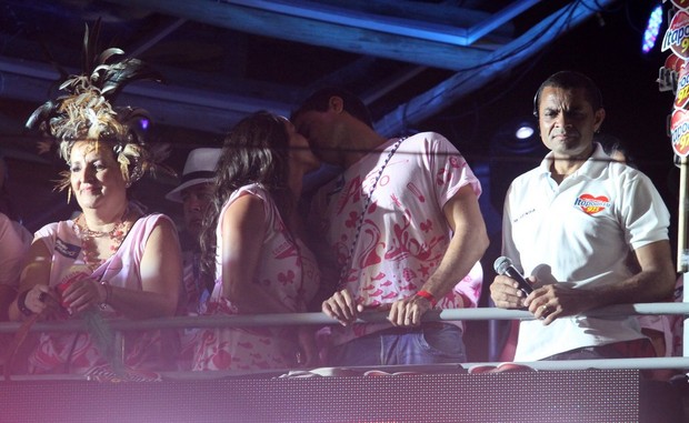 Ricardo Pereira beija a mulher em camarote de Salvador (Foto: Wallace Barbosa / AgNews)