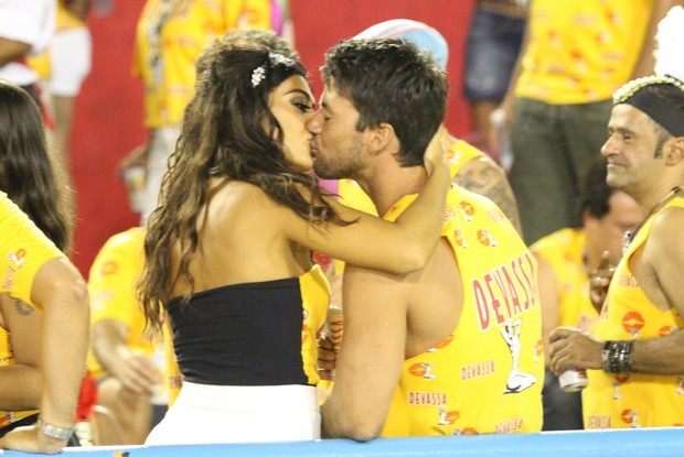 Juliana Paes beija o marido em camarote da Sapucaí (Foto: Clayton Militão / Photo Rio News)