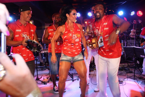 Scheila Carvalho dança com Revelação em camarote da Sapucaí (Foto: Gil Rodrigues / Photo Rio News)