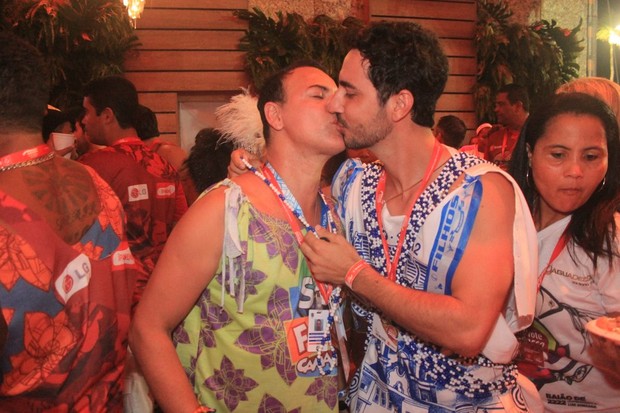Dicesar troca beijos em camarote de Salvador (Foto: Rodrigo dos Anjos/Ag. News)