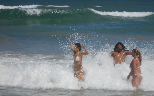Isabeli Fontana e Rohan Marley em praia de Salvador (Foto: Lourenzo Brito/Divulgação)