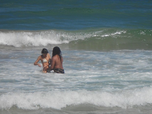 Isabeli Fontana e Rohan Marley em praia de Salvador (Foto: Lourenzo Brito/Divulgação)