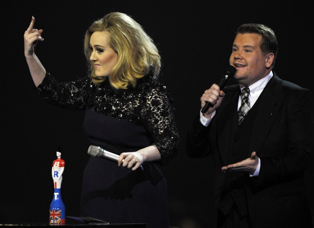 Adele faz gesto obsceno ao ser interrompida na premiação BRIT Awards, em Londres (Foto: Reuters)
