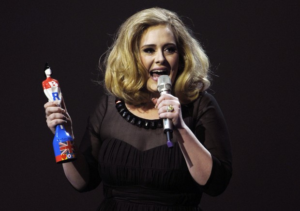 A cantora Adele exibe o que parece ser um anel de noivado no BRIT Music Awards, em Londres (Foto: Reuters)