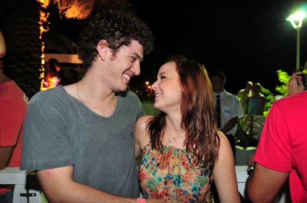 O casal de atores e noivos Caio Paduan e Juliana Lohmann, no Café de la Musique, em Florianópolis (Foto: Cassiano de Souza/Divulgação)