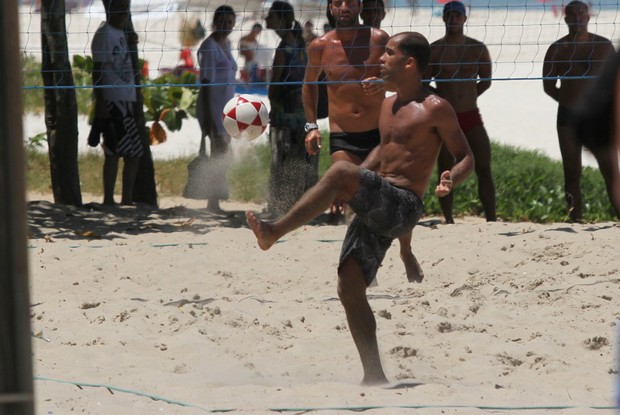 Felipe, do Vasco, joga futevôlei (Foto: Clayton Militão/Photo Rio News)