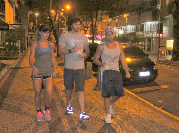 Sabrina Sato, Fábio Faria e Fernando Torquatto saindo de academia no Rio (Foto: Fausto Candelária/Ag. News)