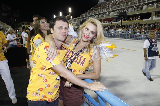 Carolina Dieckmann e o marido (Foto: Alex Palarea e Felipe Assumpção/AgNews)
