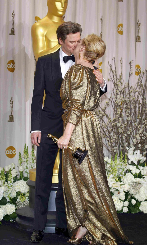 Colin Firth e Meryl Streep trocam selinho após o Oscar (Foto: Reuters)