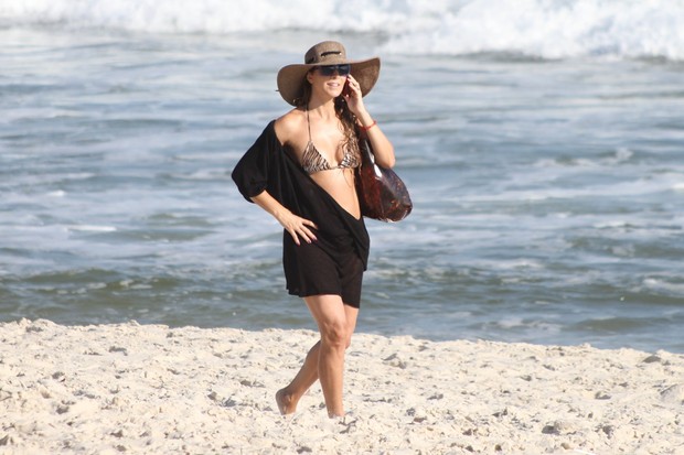 Christine Fernandes vai à praia da Barra (Foto: Dilson Silva / AgNews)