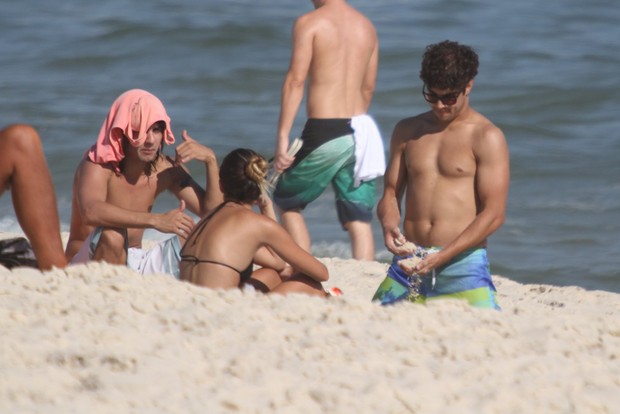 Caio Castro curte praia com amigos (Foto: Clayton Militão / Photo Rio News)
