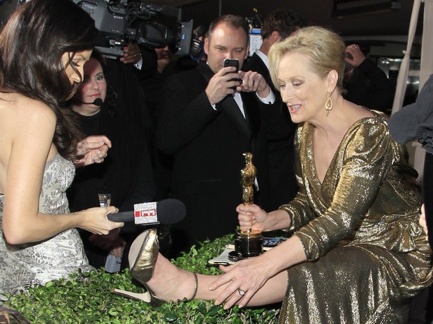 Meryl Streep exibe sapato durante entrevista no Oscar (Foto: Reuters)