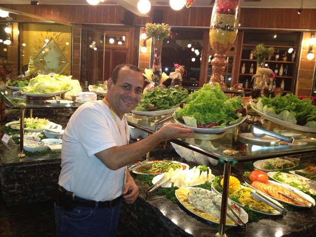 Ex-BBB Agustinho come salada em churrascaria (Foto: Divulgação)