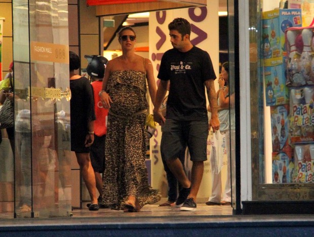 Luana Piovani passeia em shopping do Rio com o marido, Pedro Scooby (Foto: Daniel Delmiro / AgNews)