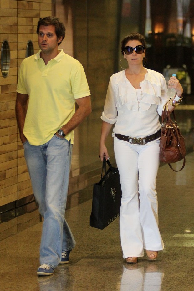 Giovanna Antonelli vai a restaurante acompanhada do marido, em shopping Rio (Foto: Marcus Pavão / AgNews)