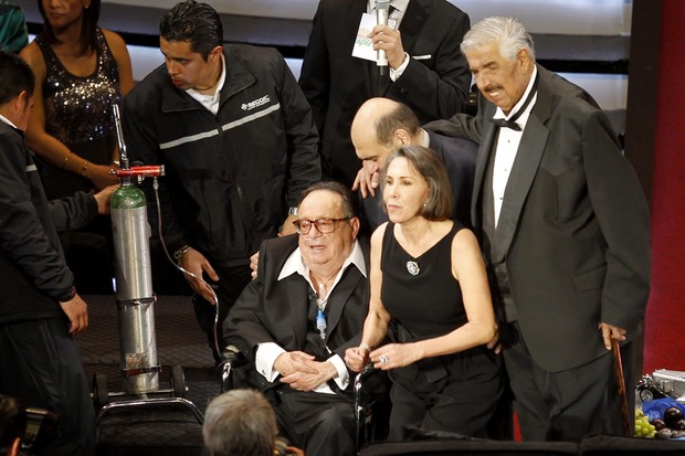 Elenco do seriado "Chaves" em homenagem a Roberto Gomez Bolanos na Cidade do México (Foto: Reuters/ Agência)