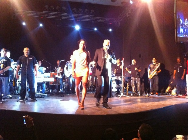 Belo e Gracyanne no palco em Angola (Foto: Divulgação / Divulgação)